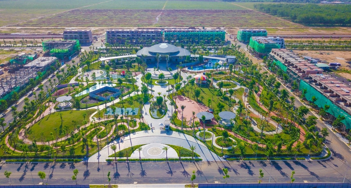 Sau gần một năm ra mắt, Gem Sky World trong quá trình hoàn thiện với định hướng trở thành khu đô thị đa chức năng tại Long Thành. Sau gần một năm ra mắt, Gem Sky World trong quá trình hoàn thiện với định hướng trở thành khu đô thị đa chức năng tại Long Thành.