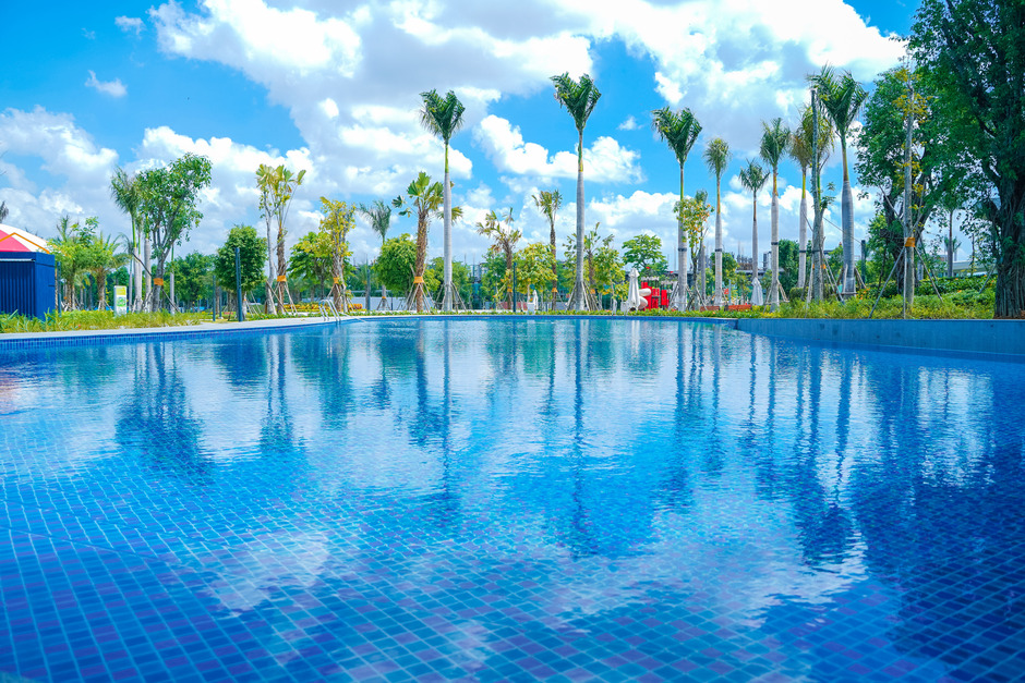 Hồ bơi tại công viên rộng 3ha Gem Sky Park đã hoàn thiện và chuẩn bị đưa vào sử dụng. Hồ bơi tại công viên rộng 3ha Gem Sky Park đã hoàn thiện và chuẩn bị đưa vào sử dụng.