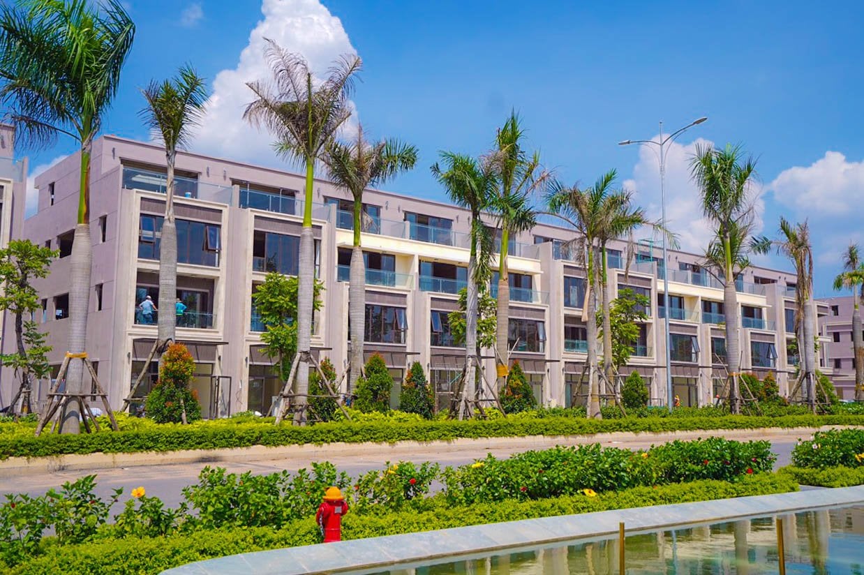 25 căn shophouse đầu tiên của Gem Sky World (Long Thành) đã hoàn thiện để bàn giao cho đối tác thương mại và đại lý. (Hình thực tế tháng 6/2021). 25 căn shophouse đầu tiên của Gem Sky World (Long Thành) đã hoàn thiện để bàn giao cho đối tác thương mại và đại lý. (Hình thực tế tháng 6/2021).